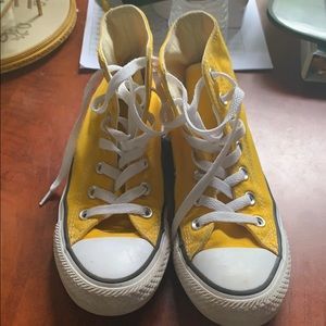 Converse chuck Taylor’s yellow size 6 in women’s.